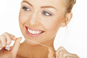 origen-del-hilo-dental-clinica-dental-gran-via-alicante-dentista-alicante-higiene-dental