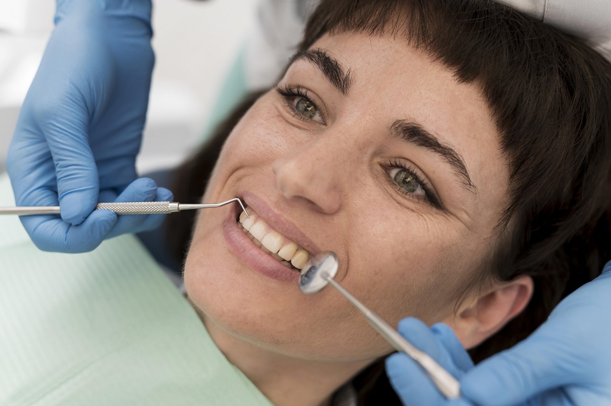 Higienista-Dental-en-la-Odontología-Biológica-clinica-dental-gran-via-alicante-dentista-alicante-clinica-dental-alicante