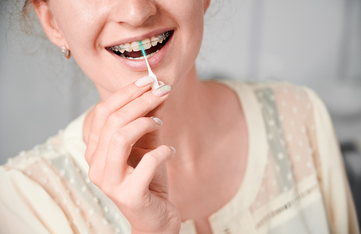 Usar-adecuadamente-el hilo-dental-clinica-dental-gran-via-alicante-dentista-alicante-clinica-dental-alicante-odontologia-alicant (1)
