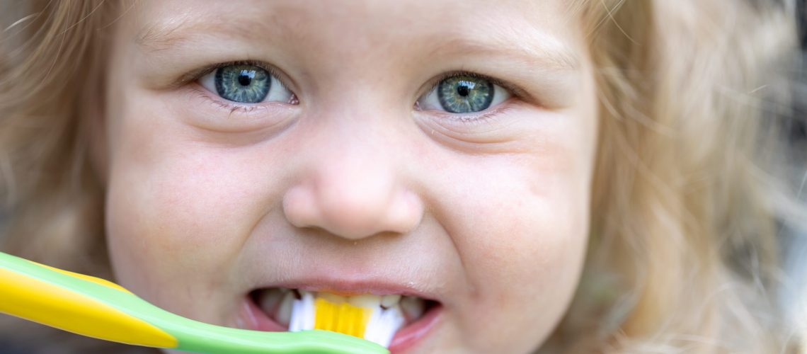 Cuidado-dental-infantil-en-odontología-biológica-Alicante-clinica-dental-gran-via-alicante-dentista-alicante-clinica-dental