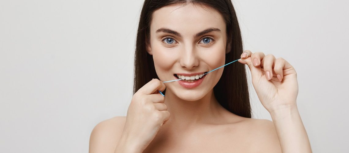 Usar-adecuadamente-el hilo-dental-clinica-dental-gran-via-alicante-dentista-alicante-clinica-dental-alicante-odontologia-alicant (1)